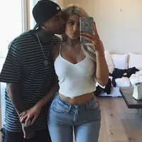 Gemar pamer kemesraan bukanlah hal asing bagi pasangan Tyga dan Kylie Jenner. Kabar terbaru, keduanya terlihat mesra dengan posisi menggoda. Kylie yang duduk di pangkuan Tyga hanya mengenakan bikini. (Instagram/Kyliejenner)