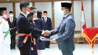 Gubernur DKI Jakarta Anies Baswedan mengukuhkan anggota Paskibraka untuk Upacara HUT ke-77 Kemerdekaan Republik Indonesia. (Foto: Humas Pemprov DKI Jakarta)