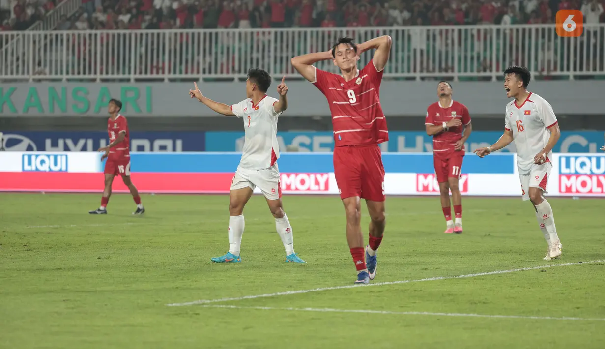 Penyerang Timnas Indonesia Mitchell Baker menunjukkan ekspresi kecewa usai gagal mencetak gol ke gawang Vietnam pada laga Grup A Piala AFF 2026 di Stadion Pakansari, Bogor, Senin (3/8/2026). Timnas Indonesia harus mengakui keunggulan Vietnam dengan skor 0-3 dalam pertandingan tersebut. (KLY/Budy Santoso)