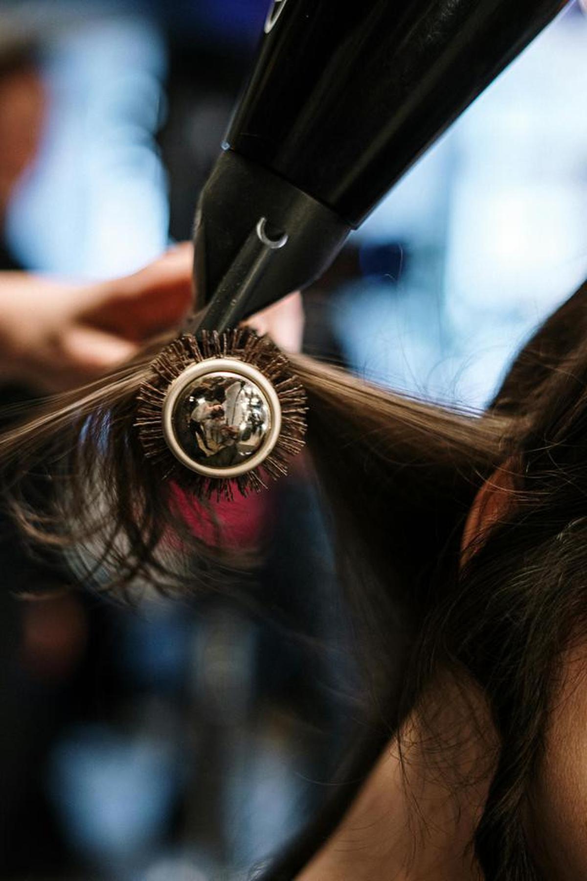 8 Trik Stylish Rambut Tipis agar Terlihat Tebal dan Sehat, Bikin Penampilan Makin Percaya Diri