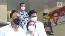 Musikus I Gede Ary Astina alias Jerinx didampingi istrinya, Nora Alexandra (tengah) meninggalkan Polda Metro Jaya, Jakarta, Sabtu (14/8/2021). Polisi memulangkan Jerinx yang sudah menjadi tersangka kasus pengancaman usai bermediasi dengan pengiat sosial Adam Deni. (Liputan6.com/Herman Zakharia)