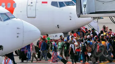 Kesal karena tak kunjung berangkat, calon penumpang pesawat Lion Air di Bandara Soekarno-Hatta, Tangerang berbuat nekat. Mereka menyandera pesawat Lion Air yang sedang terparkir.