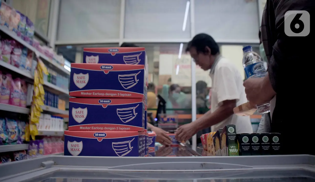 Warga membeli masker di Jak Mart milik PD Pasar Jaya di  Pasar Pramuka, Jakarta Timur, Jumat (6/3/2020). PD Pasar Jaya melakukan operasi pasar sejak Kamis (5/3/2020) kemarin untuk menjaga ketersediaan dan membuat harga masker kembali terjangkau. (Liputan6.com/Faizal Fanani)