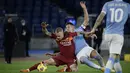 Bek AS Roma, Rick Karsdorp (kiri) dan gelandang Lazio, Sergej Milinkovic-Savic mengincar bola dalam pekan ke-18 Liga Italia di Stadion Olimpiade Roma, Sabtu (16/1/2021) dini hari WIB. AS Roma dibantai 0-3 oleh Lazio dalam laga bertajuk Derby della Capitale. (Filippo MONTEFORTE/AFP)