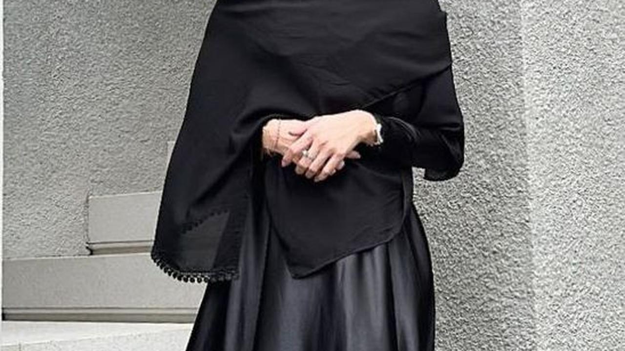 Ikut Pengajian Umi Pipik, Intip Deretan Potret Aura Kasih Kenakan Hijab Hitam