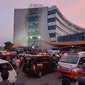 Suasana evakuasi pasien rawat inap Semen Padang Hospital ke sejumlah rumah sakit lain akibat ledakan. (Liputan6.com/ Novia Harlina)