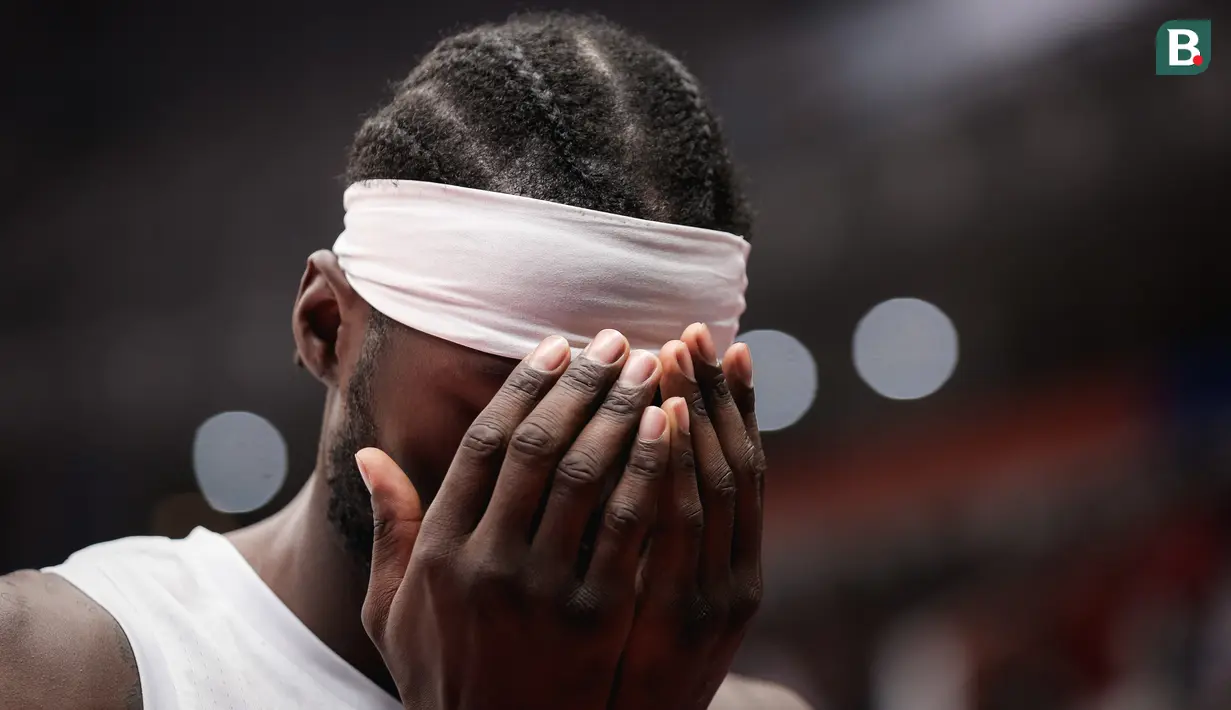 <p>Pebasket Pantai Gading, Bazoumana Kone berdoa sebelum laga kedua Grup G Piala Dunia FIBA 2023 melawan Iran di Indonesia Arena, Senayan, Jakarta, Senin (28/08/2023). (Bola.com/Bagaskara Lazuardi)</p>