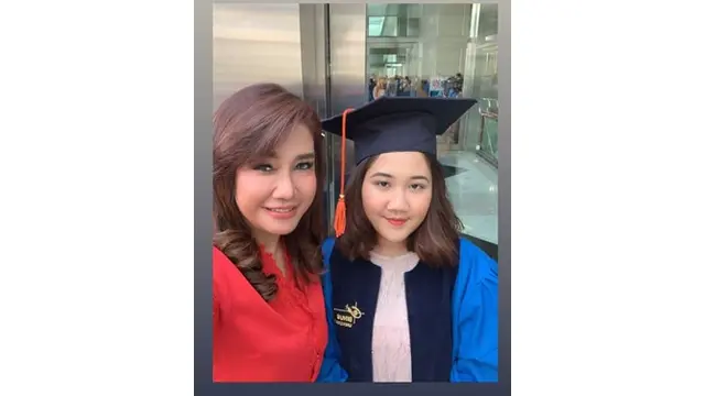 Potret Lia Emilia saat menghadiri acara kelulusan sang buah hati.
