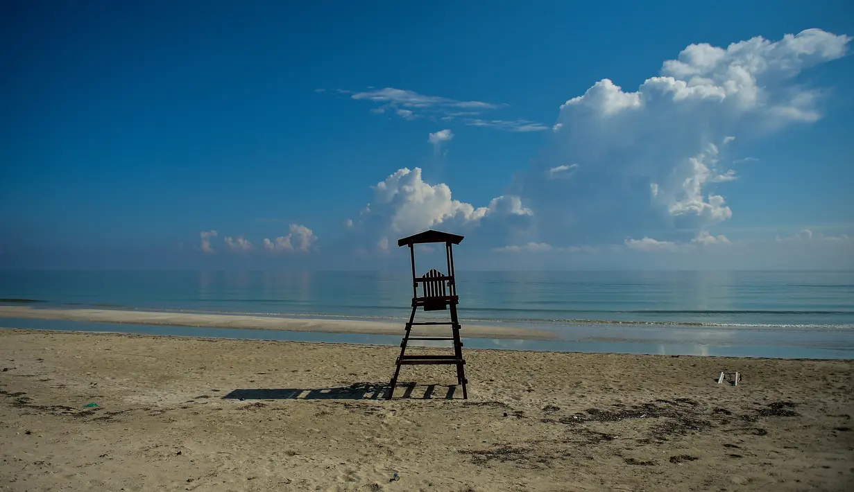 Pemandangan pantai kosong akibat pandemi COVID-19 di Havana, Kuba pada 26 Agustus 2020. Pihak berwenang di Havana, kota berpenduduk 2,2 juta, telah menangguhkan transportasi umum, melarang akses ke pantai serta menutup restoran, bar dan kolam renang menyusul lonjakan kasus Corona. (YAMIL LAGE/AFP)