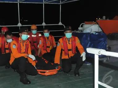 Tim SAR mengevakuasi  satu jenazah korban pesawat AirAsia QZ8501 di Pelabuhan Kumai, Kotawaringin Barat, Kalteng, Rabu (7/1/2015). (Liputan6.com/Herman Zakharia)