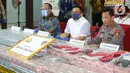Kabareskrim, Komjen Pol Listyo Sigit Pranowo (kanan) memberikan keterangan saat rilis terkait kasus penipuan sindikat internasional pembelanjaan ventilator covid-19 di Gedung Bareskrim Mabes Polri, Jakarta, Senin (7/9/2020). (Liputan6.com/Faizal Fanani)