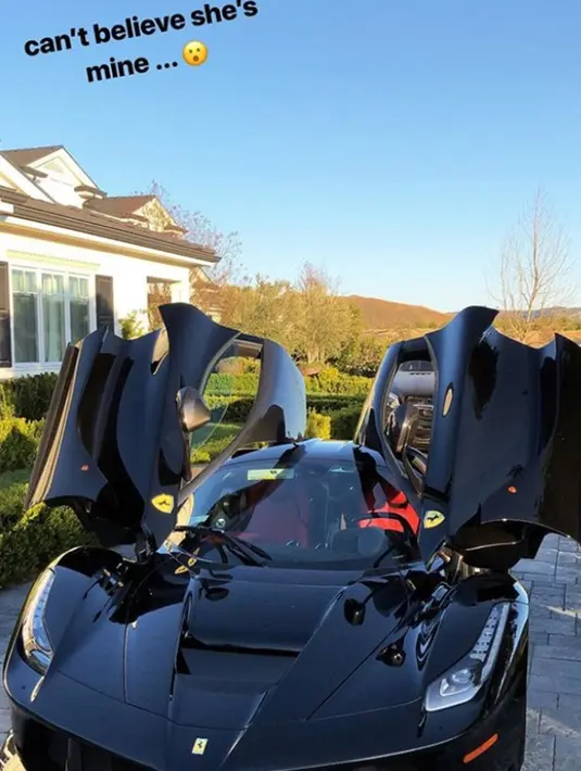 Kylie Jenner sendiri mengunggah sebuah video di Instagram yang memperlihatkan Ferrarinya dengan caption "aku tak percaya dia milikku." (instagram/kyliejenner)