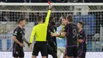 Wasit Francois Letexier memberikan kartu merah kepada pemain Bayern Munchen, Dayot Upamecano (tengah) setelah melakukan pelanggaran terhadap pemain Lazio, Gustav Isaksen di dalam kotak penalti pada laga leg pertama 16 besar Liga Champions 2023/2024 di Olympic Stadium, Roma, Italia, Kamis (15/02/2024) WIB. (AP Photo/Andrew Medichini)