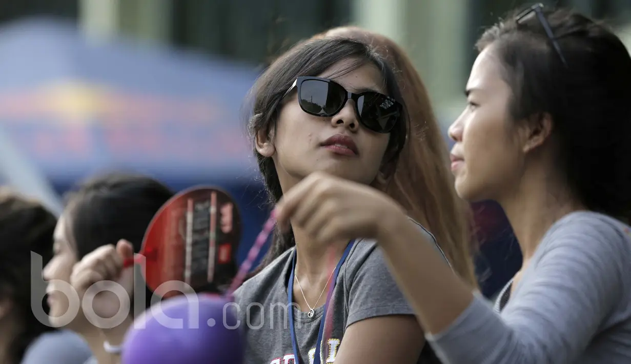 Antusiasme penonton menyaksikan turnamen basket Red Bull Reign 3x3 di Lapangan Pati Unus, Jakarta, Sabtu (15/4/2017). (Bola.com/Peksi Cahyo)