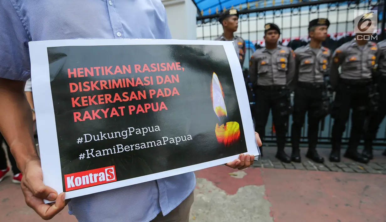 Masa aksi dari berbagai aliansi dan LBH menggelar aksi depan kantor Kominfo, Jumat (23/8/2019). Aksi terkait menolak pembatasan akses informasi dan internet di Papua dan Papua Barat yang dilakukan sepihak oleh Komenterian Komunikasi dan Informasi. (Liputan6.com/Fery Pradolo)
