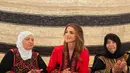 Baju tradisional Pakistan yang didominasi warna merah dan hitam menjadi pattern sulamannya (Foto: Instagram @queenrania)