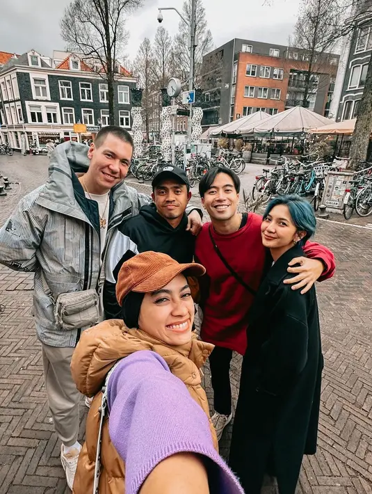 Sheila Dara kenakan sweater bergaris berwarna biru, senada dengan warna rambutnya [@vidialdiano]