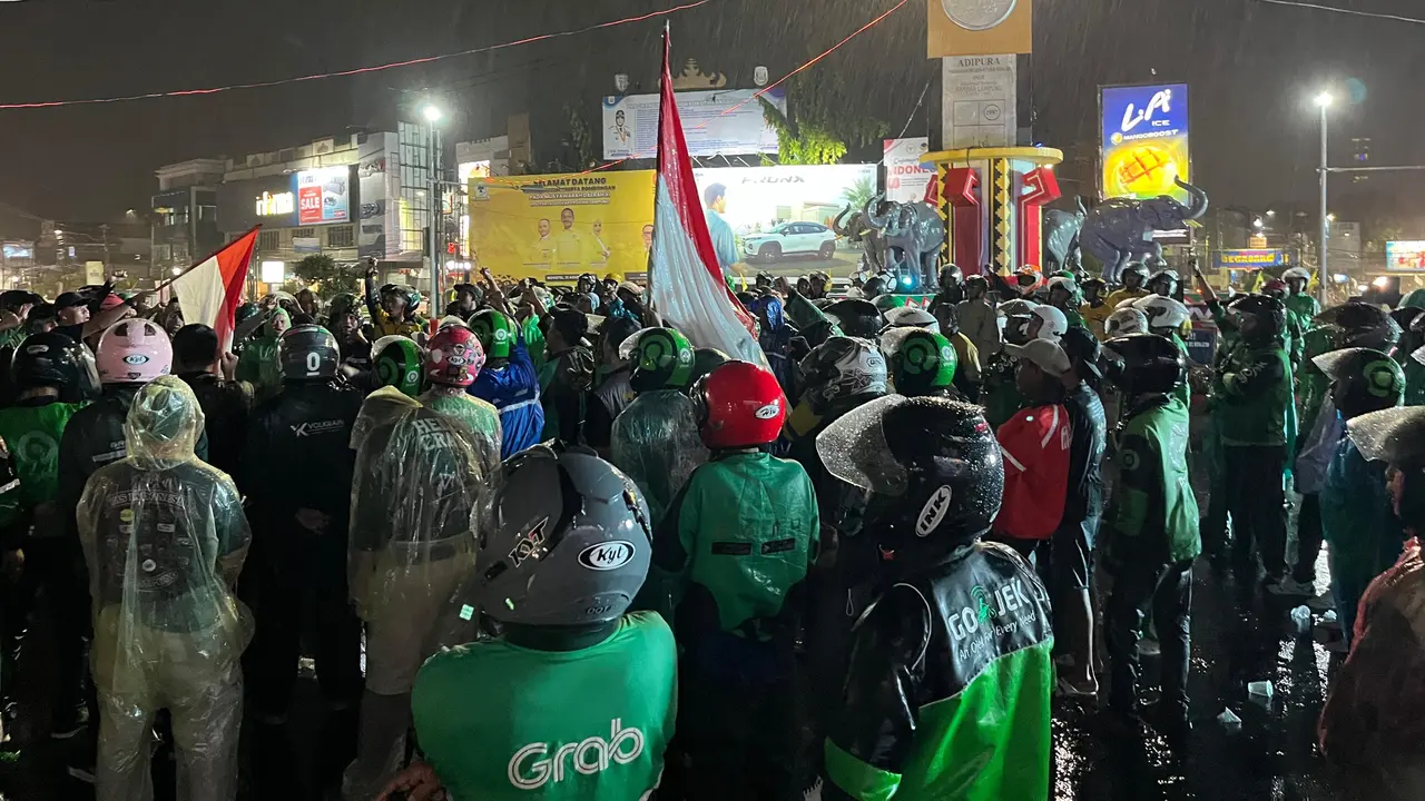 Ratusan ojol di Lampung gelar aksi damai di Tugu Adipura, Kota Bandar Lampung, Provinsi Lampung.