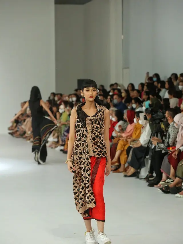Warna Segar dalam Koleksi Kebaya dan Kain BIN House di Jakarta Fashion Week 2023