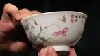 Wujud mangkuk falangcai dari Dinasti Qing ditunjukkan selama pratinjau media di rumah lelang Sotheby's, Hong Kong, Kamis (30/8). Mangkuk tersebut diprediksi bisa terjual hingga USD 25,6 juta atau sekitar Rp 377 miliar. (AP Photo/Kin Cheung)