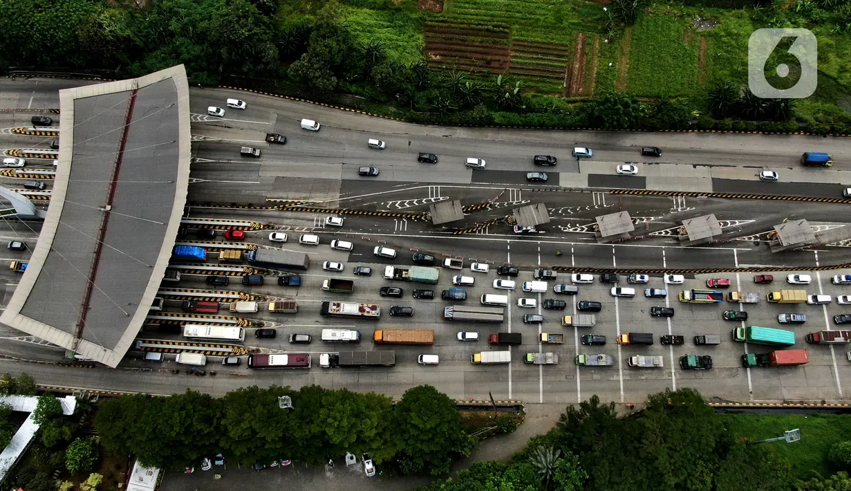 <p>Foto aerial kendaraan terjebak macet di Pintu Tol Cikupa, Tangerang, Banten, Kamis (28/4/2022). Memasuki H-4 Hari Raya Idulfitri 1443 H atau Lebaran 2022, kendaraan pemudik dengan menggunakan kendaraan pribadi mengular di pintu tol Cikupa arah Merak. Kemacetan terjadi kurang lebih hingga dua km meter. (Liputan6.com/Angga Yuniar)</p>