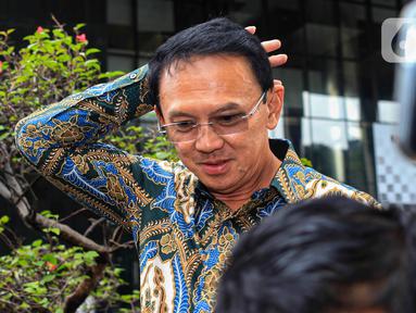 Mantan Komisaris Utama PT Pertamina (Persero), Basuki Tjahaja Purnama atau Ahok berjalan usai menjalani pemeriksaan di Gedung Merah Putih Komisi Pemberantasan Korupsi (KPK), Jakarta, Kamis (9/1/2025). (Liputan6.com/Angga Yuniar)