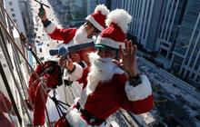 Santa Claus jadi petugas pembersih kaca gedung