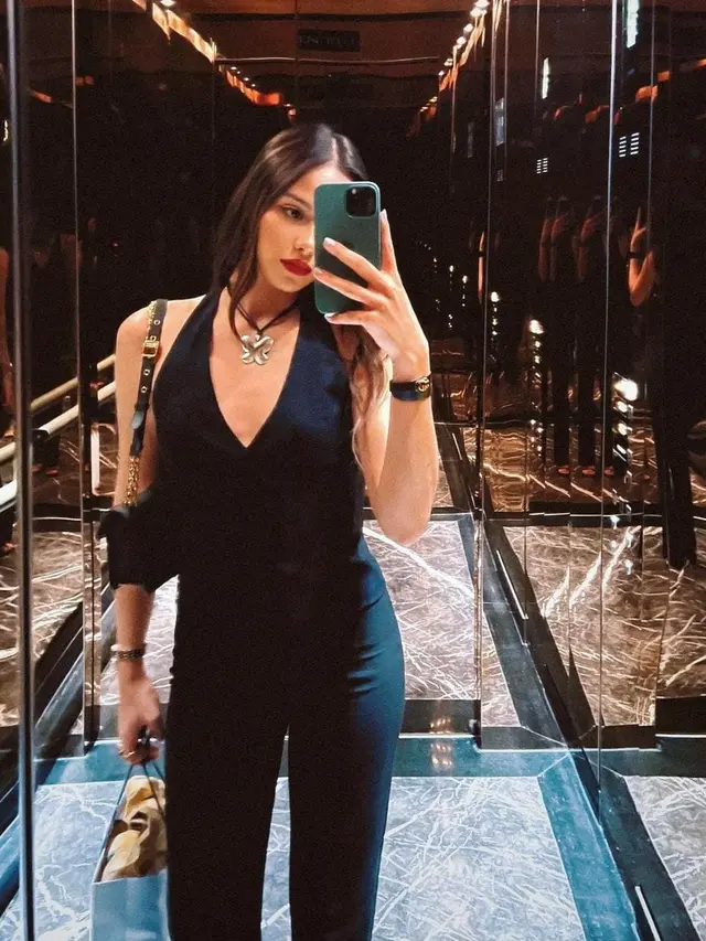 Outfit Hitam Ala Alyssa Daguise