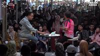 Calon Presiden (Capres) nomor urut satu Anies Baswedan saat menghadiri acara 'Desak Anies' di Mataram, Nusa Tenggara Barat (NTB), Selasa (19/12/2023). (Dok. Tangkapan layar YouTube @aniesbaswedan)