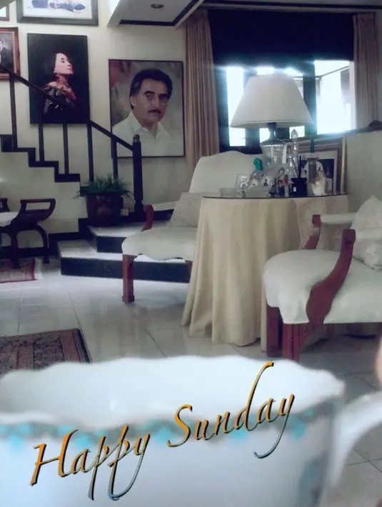 Ruang keluarga terlihat begitu nyaman dan cantik dengan kursi bermodel klasik. (Foto: Instagram/@widyawati_sophiaan)