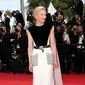 Cate Blanchett kenakan pakaian dari deadstock Louis Vuitton di Cannes Film Festival. (Dok. Twitter/@21metgala)