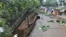 Kondisi lalu lintas dekat longsor di kawasan Jembatan Darul Qur’an, Jalan KH. Tb. M. Falak, Kecamatan Bogor Barat, Kota Bogor, Jawa Barat, Rabu (12/10/2022). Longsor yang terjadi pada kemarin sore saat hujan deras menyebabkan jalan utama yang menghubungkan Jalan Semeru dengan Jalan Raya Loji-Gunung Batu kini hanya dapat dilalui sepeda motor. (merdeka.com/Arie Basuki)