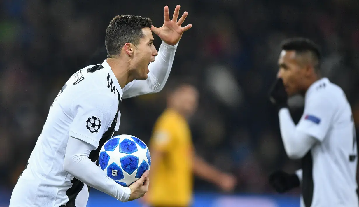 Penyerang Juventus, Cristiano Ronaldo bereaksi selama laga pamungkas Grup H Liga Champions melawan Young Boys di stadion Stade de Suisse, Kamis (13/12). Kalah 1-2, Juventus tetap lolos ke babak 16 besar dengan predikat juara Grup H. (Fabrice COFFRINI/AFP)