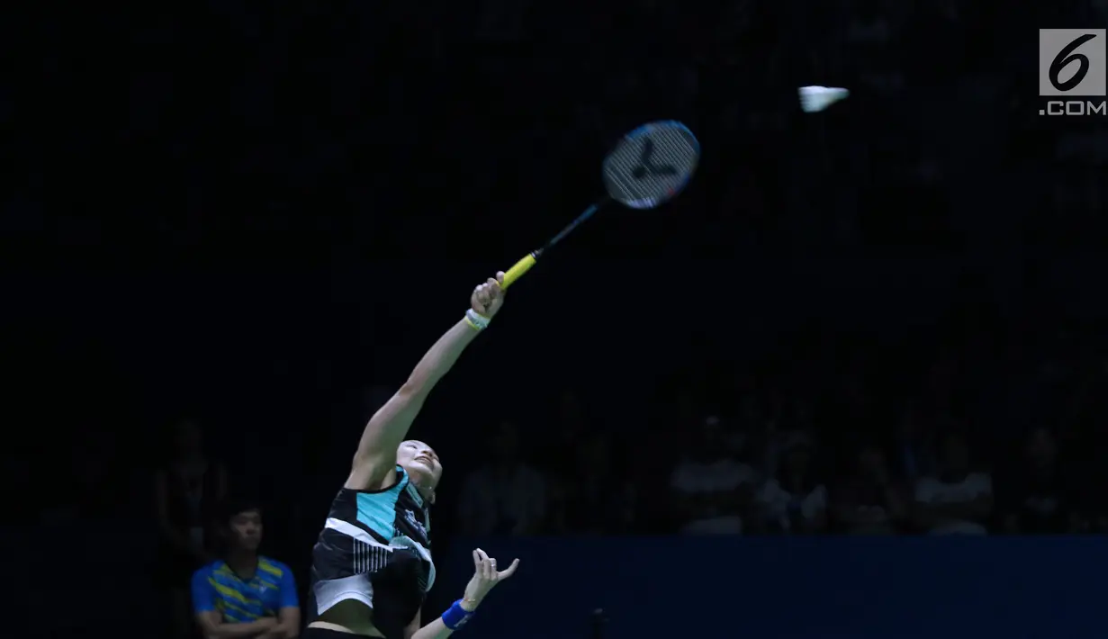 Tunggal putri Taiwan, Tai Tzu Ying melakukan smesh ke arah pebulu tangkis China, Chen Yufei saat Final Indonesia Open 2018 di Istora GBK, Jakarta, Minggu (8/7). Tai Tzu Ying menang 21-23 21-15 21-9. (Liputan6.com/Helmi Fithriansyah)