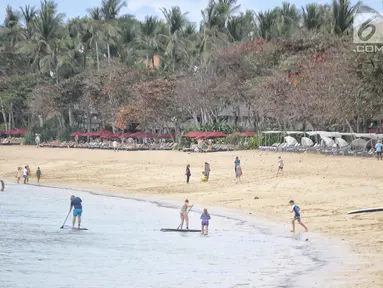 Sejumlah wisatawan asing berada di Pantai Nusa Dua, Bali setelah gempa bumi, Senin (6/8). Aktivitas pantai Nusa Dua Bali masih ramai wisatawan asing setelah adanya gempa 7 pada skala richter yang berpusat di Lombok, NTB. (Liputan6.com/Faizal Fanani)