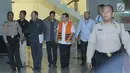 Ketua DPR Setya Novanto (kelima kiri) usai menjalani pemeriksaan di gedung KPK, Jakarta, Kamis (23/11). Setnov diperiksa untuk dua kasus berbeda, kasus dugaan korupsi pengadaan e-KTP dan kecelakaan yang dialaminya. (Liputan6.com/Helmi Fithriansyah)