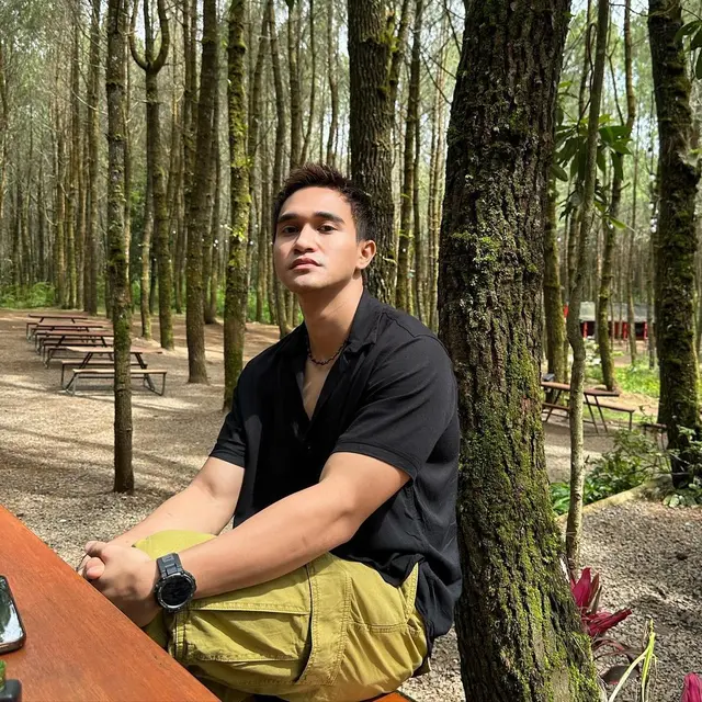 6 Potret Terbaru Adhitya Alkatiri, Foto Bareng Wanita Diduga Pacar Curi Perhatian