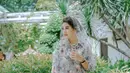 Kebaya modern dnegan aksen kerudung juga akan memaksimalkan gaya di Lebaran nanti.  [Foto: Instagram/ Kahiyang Ayu]