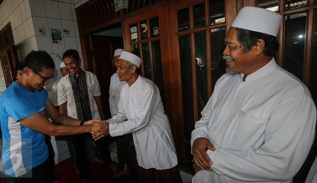 Bakal calon gubernur DKI Jakarta Sandiaga Uno menyapa tokoh agama kawasanMeruya Utara, Jakarta, Minggu (15/5/2016). Selain mengenalkan diri, Sandiaga Uno serta mendengarkan curhatan dan masukan dari para warga. (Liputan6.com/Faizal Fanani)