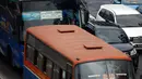 Bus Metromini berada di jalur busway di kawasan Gatot Subroto, Jakarta, Rabu (7/10). Pemprov DKI berencana secara bertahap akan menghapus angkutan umum bus berukuran sedang di Ibukota. (Liputan6.com/Yoppy Renato)