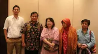 Prabowo Subianto bersama keluarga almarhum Elang, Heri, dan Hendrawan. (Budi Purnomo)
