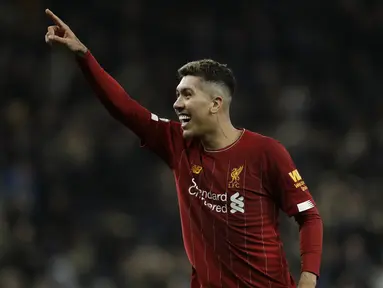 Penyerang Liverpool, Roberto Firmino berselebrasi usai mencetak gol ke gawang Tottenham Hotspur pada pertandingan lanjutan Liga Inggris di Stadion Tottenham Hotspur di London, Inggris, Sabtu (11/1/2020). Gol ini menjadi penentu kemenangan Liverpool atas Tottenham 1-0. (AP Photo/Matt Dunham)