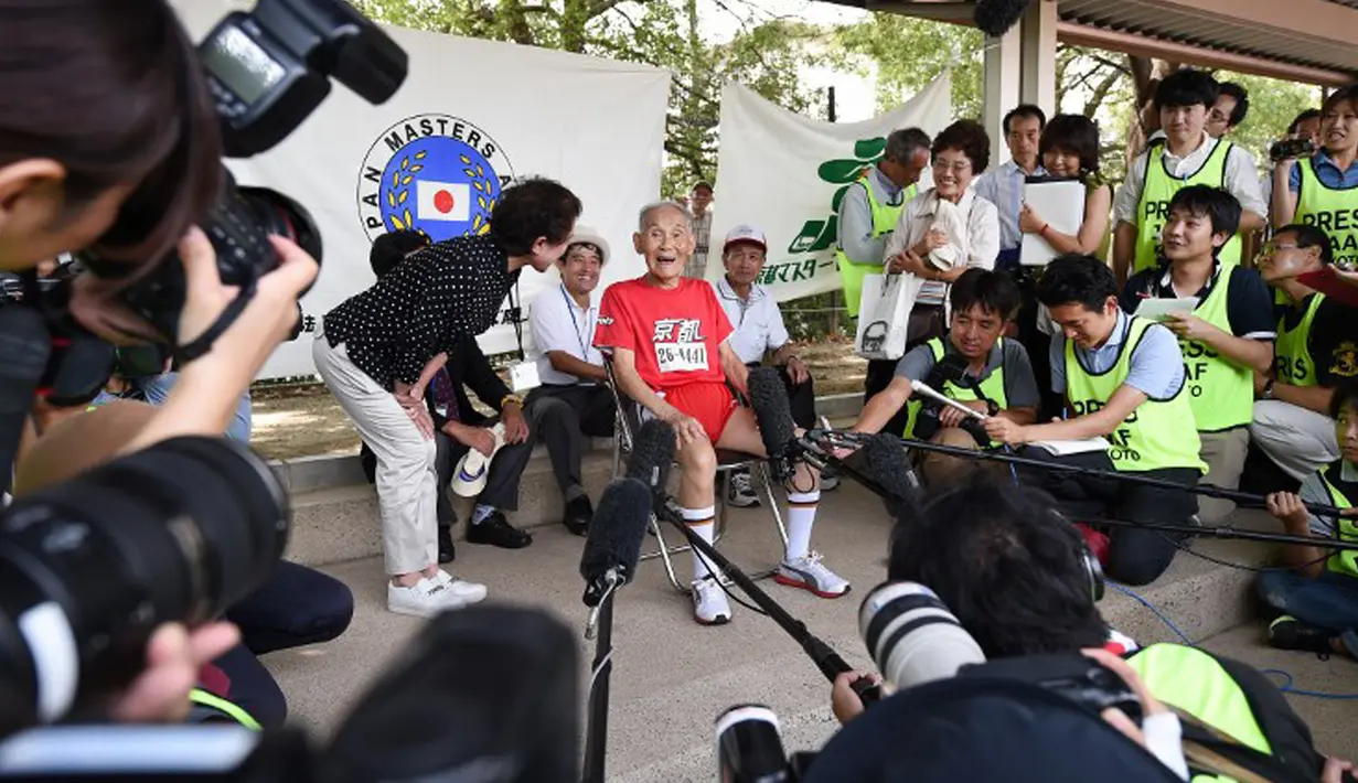 Hidekichi Miyazaki (105) berbicara kepada media usai mencetak rekor lari 100 meter di Kyoto, Jepang, 23 September 2015. Kakek asal Jepang ini berhasil mencatatkan waktu 42,22 detik dan tercatat oleh Guinness World Records.(AFP PHOTO/Toru Yamanaka)