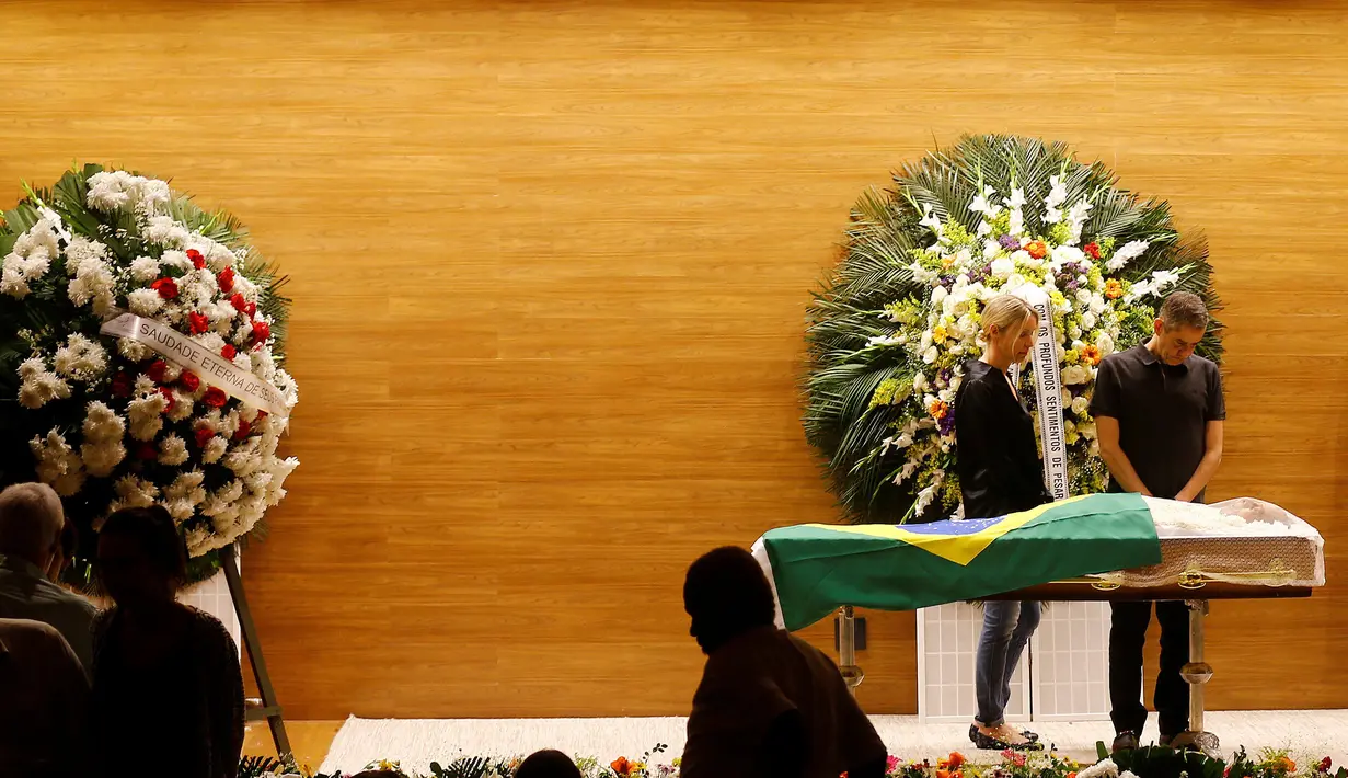 Pelayat sedang memberikan penghormatan terakhir kepada jenazah mantan pemain sepak bola Brasil Carlos Alberto, di Rio de Janeiro, Brasil (25/10). Alberto meninggal pada usia 72 setelah mengalami serangan jantung. (Reuters/ Ricardo Moraes)