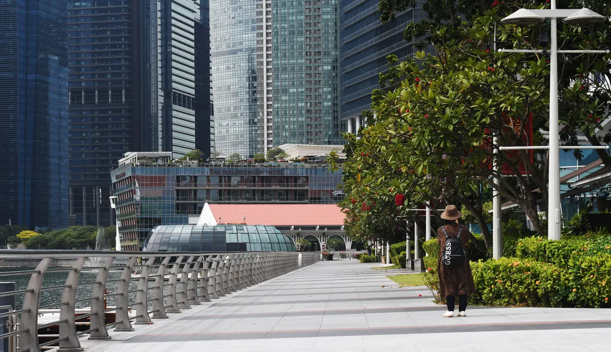 Seorang wanita mengunjungi Marina Bay di Singapura pada 6 Maret 2020. Tempat-tempat wisata utama di Singapura sepi dari turis di tengah epidemi virus corona COVID-19. (Xinhua/Then Chih Wey)