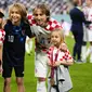 Gelandang Kroasia, Luka Modric berfoto bersama anak-anaknya Sofia, Ivano, dan Ema setelah kemenangan melawan Maroko pada pertandingan playoff perebutan peringkat ketiga Piala Dunia 2022 di Khalifa International Stadium di Doha, Qatar, Sabtu (17/12/2022). Modric punya 161 caps serta menyumbang 23 gol dan 25 assist bagi tim berjuluk Vatreni itu. (AP Photo/Hassan Ammar)