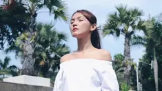 Wanita kelahiran 1992 tampil manis dengan blouse putih dengan model off shoulder. Gayanya kian memesona dengan riasan natural, penampilan Ana Riana semakin cantik. (Liputan6.com/IG/@anariana27)