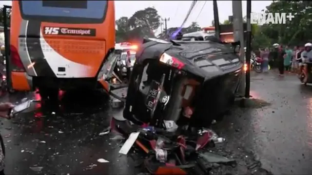 Dalam kecelakaan ini, 2 orang meninggal di tempat.