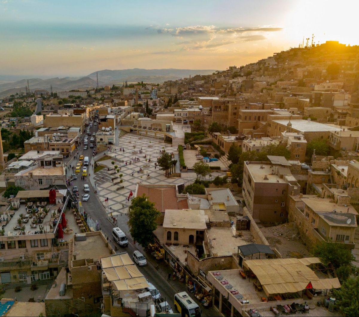 Foto udara memperlihatkan pemandangan Kota Tua Midyat di Provinsi Mardin, Turki, pada 1 Juli 2024. Di bawah Kota Tua Midyat, terdapat kota bawah tanah yang ditemukan 'hampir secara tak sengaja' oleh para arkeolog setelah penggalian ruang bawah tanah sebua