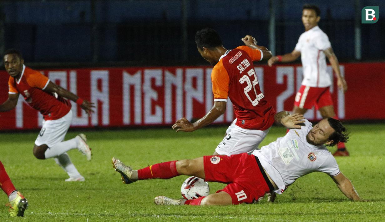 Pemain Persija Jakarta, Marc Klok, meghadang laju pemain Borneo FC Samarinda, Sultan Samma dalam pertandingan Babak Penyisihan Grup B Piala Menpora 2021 di Stadion Kanjuruhan, Malang. Sabtu (27/3/2021). (Bola.com/Ikhwan Yanuar)